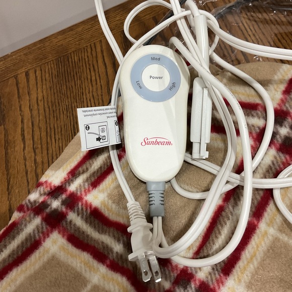 Comfy Sunbeam Plaid Heated Warming Throw in Red, Tan and Cream 3 speeds NWOT - Picture 4 of 7